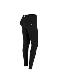 Mustat joustavat legginsit, joissa on sileä mattapinta, korkea vyötärö, sivutaskut ja logo takana.