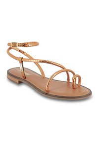 Sandales plates métalliques couleur rose doré avec trois fines lanières et une lanière à cheville avec boucle. Équipées d'une semelle intérieure lisse en marron et d'une semelle extérieure texturée.