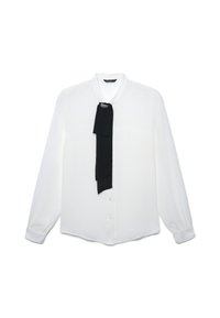 Blusa bianca a maniche lunghe con bottone frontale e una sciarpa decorativa nera appuntata vicino al colletto.