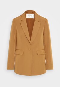 Hnědý sako na zakázku s ostrými klopami, dvěma předními kapsami, zapínáním na jeden knoflík a hladkou tkanou texturou.