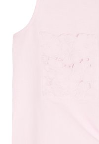 Jasnoróżowy element odzieży z teksturowaną kieszenią ozdobioną haftem kwiatowym. Gładka tkanina o prostym wzorze, bez dodatkowych zdobień.
