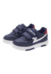 Baskets bleu marine avec deux sangles Velcro, semelle blanche, tige texturée, logo « SPORT CLUB » bien visible et une accent rouge au talon.