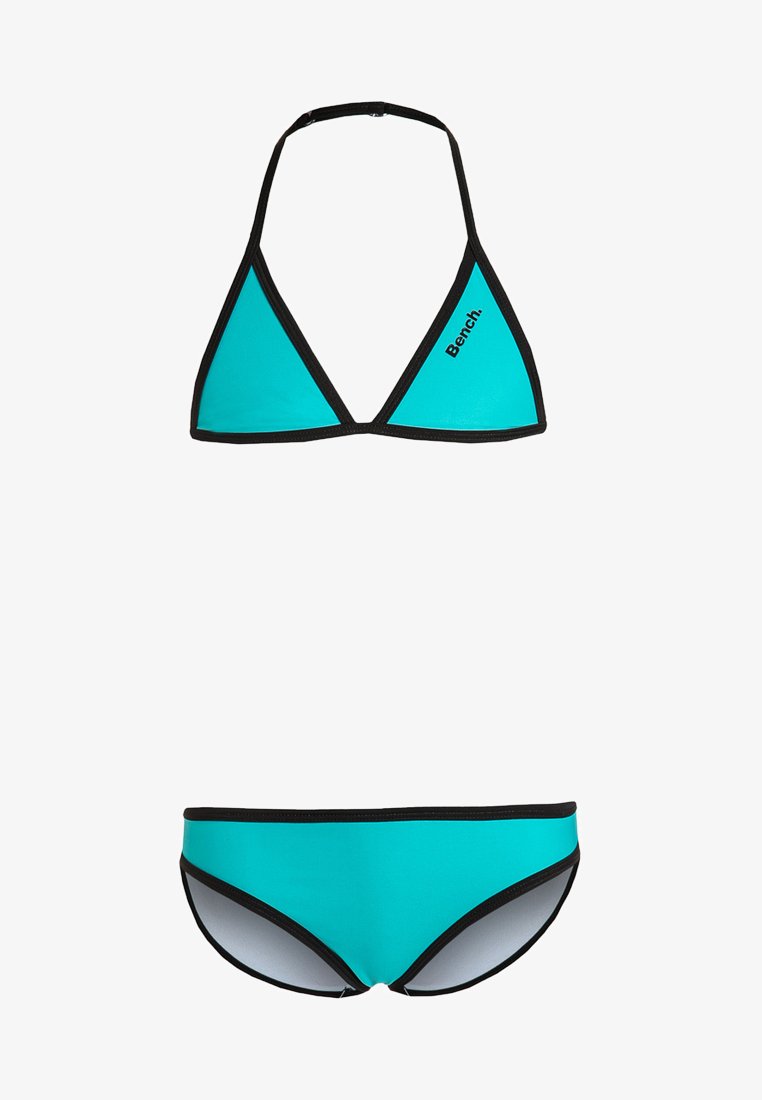 Türkisfarbenes Bikini-Set mit einem dreieckigen Oberteil, das mit schwarzem Besatz und Logo versehen ist, sowie einem passenden Unterteil, das ähnlichen Besatz und ähnliche Farbe hat. Glatte Textur.