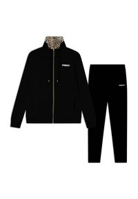 Chaqueta negra con cremallera y cuello de estampado de tigre, acompañada de pantalones negros a juego. Ambos presentan el logo "FREDDY" en blanco. Textura de tela suave.