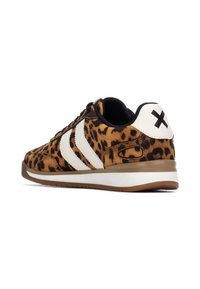 Zapatillas de leopardo con rayas blancas, cuello acolchado, suela de goma y acentos negros. Fabricadas con material sintético texturizado.