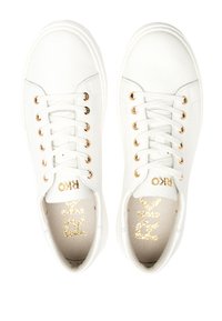 Baskets en cuir blanc avec bout rond, œillets dorés, lacets blancs, surface texturée et détail du logo doré sur la semelle intérieure.