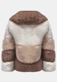 Nepbontjas met een kleurblokontwerp in tinten bruin, beige en crème; zachte, pluizige textuur; brede kraag; en volumineuze mouwen.