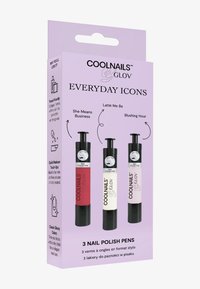 Drie nagellakpennen in een verpakking; met tinten rood, roze en nude. Zwarte doppen en een paarse achtergrond met productdetails.