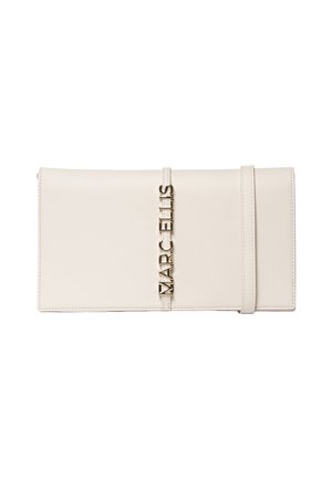 Crèmekleurige rechthoekige leren clutch met verticaal gouden Marc Ellis-logo en dun riempje aan de voorkant.