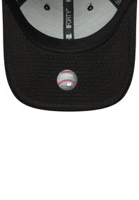 Căciulă de baseball neagră, dintr-un material texturat, cu un vârf curbat și o emblema circulară cu un design de baseball pe față.