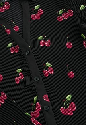 Zwarte, geribbelde stoffen blouse met roze kersenborduurwerk, voorzien van groene bladeren; gedetailleerd met zwarte knopen langs de voorkant.