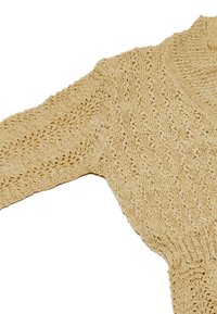 Maglione lavorato a maglia beige chiaro con un design testurizzato e a rete. Presenta una scollatura a V e maniche lunghe, polsini e orlo a costine.