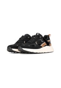 Sneaker nere con upper in rete e camoscio, caratterizzate da un accento in stampa pitone testurizzata. Suola bianca spessa con battistrada nero, design con lacci.