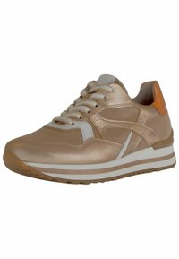 Sneaker bronzo metallico con tomaia testurizzata, dettagli bianchi e suola spessa. Presenta un design con lacci e un marchio prominente sul tallone.