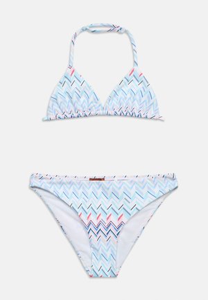 To-delt bikini med lyseblåt, lyserødt og sort chevron-mønster, halterneck-top med nakkesnor og matchende bikiniunderdele lagt fladt.