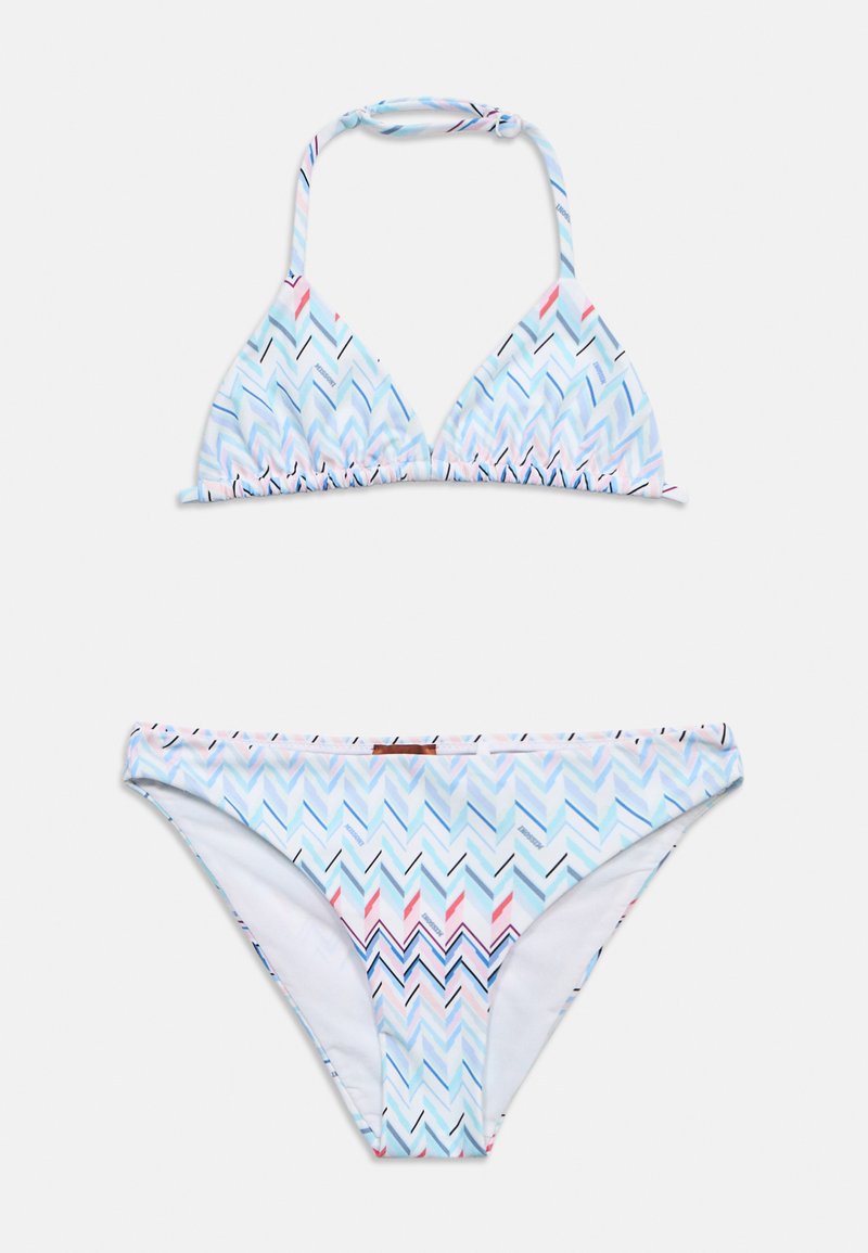 Bikini deux pièces avec motif chevron en bleu clair, rose et noir, haut dos nu à nouer autour du cou, et culotte assortie posés à plat.