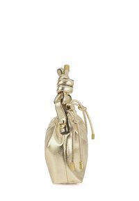 Bolso metálico dorado con piel texturizada, forma redondeada, detalle de correa anudada y cierre de cordón con acentos dorados.
