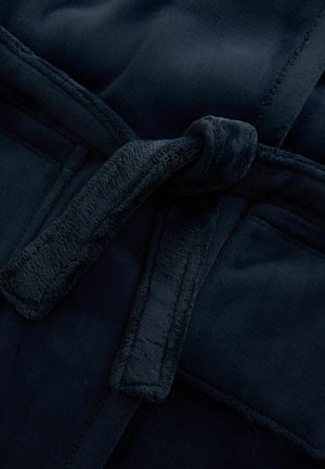 Navy blue szlafrok z polarowego materiału z miękką teksturą, z pluszowym paskiem do zawiązania i stworzonymi krawędziami. Gładka powierzchnia bez wzorów i elementów metalowych.