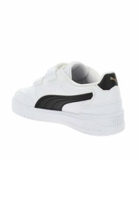 Scarpe sportive bianche con una striscia laterale nera, cinturini in velcro, design elegante, suola in gomma e logo Puma visibile sul tallone.