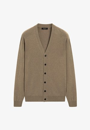 Beżowy kardigan wykonany z miękkiego materiału, z dekoltem w serek, długimi rękawami i sześcioma czarnymi guzikami z przodu. Gładka faktura z prążkowanymi mankietami.