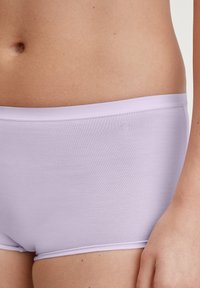 Lila rekbare stof boyshorts met een low-rise tailleband, een gladde textuur en geen zichtbare naden. Platte tailleband en beenopeningen.