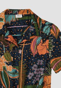 Kurzärmliges Hemd aus dunkelblauem Stoff mit einem lebhaften tropischen Muster aus Blättern und Blumen in Orange-, Grün- und Lilatönen.