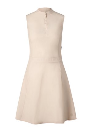 Beżowa sukienka bez rękawów z wysokim kołnierzem, zapięciem na guziki z przodu, dopasowaną talią i rozkloszowanym dołem.