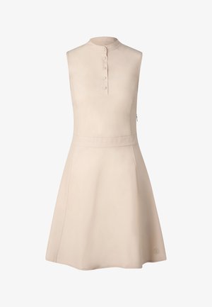 Beżowa sukienka bez rękawów z wysokim kołnierzem, zapięciem na guziki z przodu, dopasowaną talią i rozkloszowanym dołem.