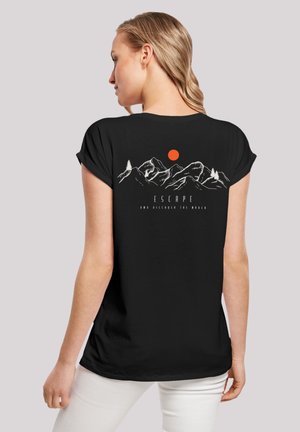 Zwart T-shirt met korte mouwen, met een grafische afbeelding van een berg, een oranje zon en de tekst "ESCAPE AND DISCOVER THE WORLD" in het wit. Soepele stof.