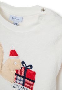 Conjunto blanco para bebé con botones de presión en el hombro, que presenta una ardilla beige con un gorro de Santa rojo sosteniendo un regalo envuelto en rojo y azul.