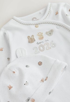 Valge beebikombinesoon tikandiga, millel on loomade kujutised ja tekst "sündinud 2026." Kaasas sobiv müts loomamotiividega.