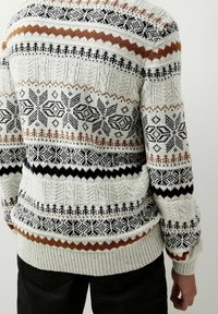 Strickpullover mit Kabeldesign in Creme, mit gemusterten Akzenten in Schwarz, Braun und Rost sowie gerippten Bündchen und Saum.