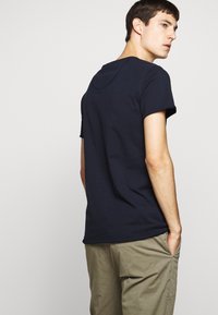 DRYKORN KENDRICK - T-shirt básica - navy