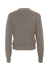 Brun stickad tröja med rund halsringning, ribbade ärmmuddar och nederkant. Texturen är slät, och designen är enkel och avslappnad.