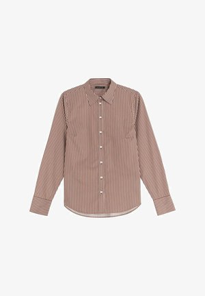 Raidallinen pitkähihainen paita, jossa on kaulus. Paidassa on pystysuorat punaiset ja valkoiset raidat, nappisulku etupuolella ja takana tyylitaitto lisädesigniin.