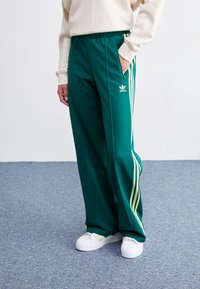 adidas Originals - CLASSIC - Pantaloni sportivi - collegiate green Immagine in miniatura 1