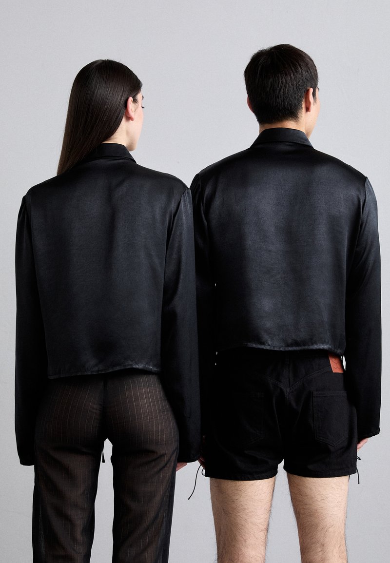 Ludovic de Saint Sernin CROP SHINY UNISEX - Camicia - black