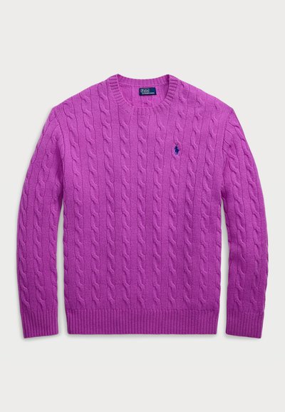 Μωβ πουλόβερ με πλεχτό σχέδιο και ριγωτό λαιμόκοψη και μανσέτες. Περιλαμβάνει ένα μικρό μπλε λογότυπο στο στήθος και υφές σε όλη την επιφάνεια.