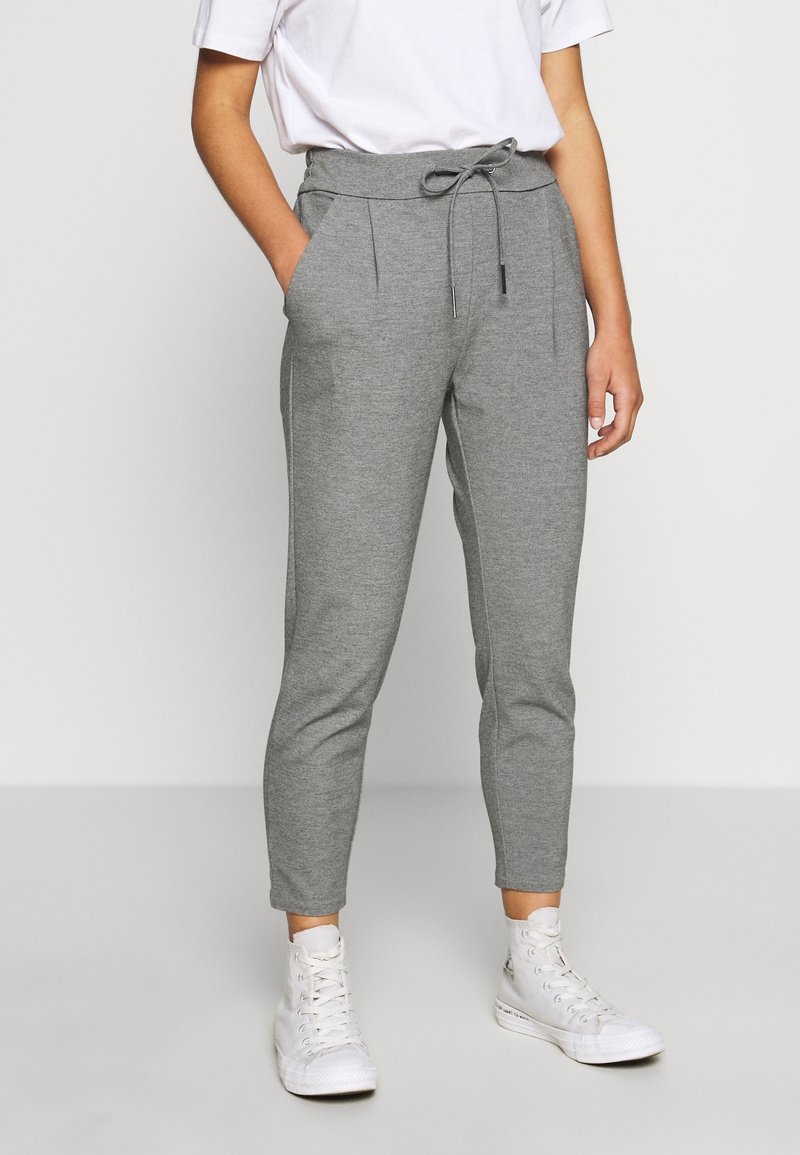 Grijze sweatpants met een trekkoord in de taille, zijzakken en een taps toelopende pasvorm. De stof is zacht en glad met een lichte gemêleerde textuur.
