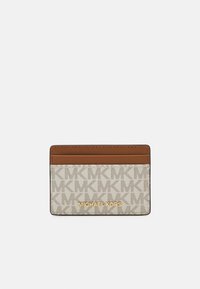 Portafoglio grigio e beige con motivo a monogramma, dettagli in pelle marrone e logo dorato. Forma compatta e rettangolare.