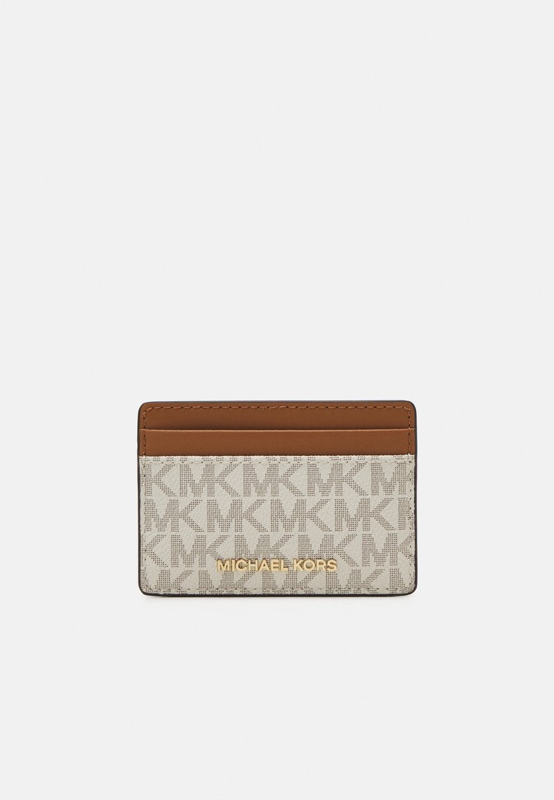 Portafoglio grigio e beige con motivo a monogramma, dettagli in pelle marrone e logo dorato. Forma compatta e rettangolare.