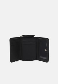 Portefeuille en cuir noir au toucher lisse, avec plusieurs emplacements pour cartes, un emplacement transparent pour une pièce d'identité et une fermeture à pression.