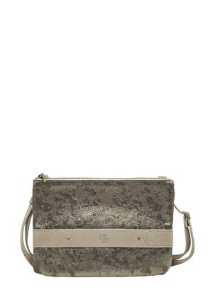 Petit sac bandoulière en daim marron avec un discret imprimé léopard, une sangle horizontale beige, des clous dorés et une fermeture éclair.