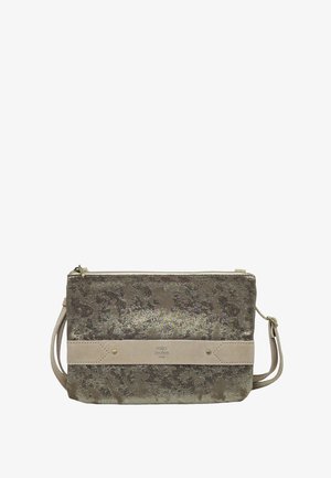 Petit sac bandoulière en daim marron avec un discret imprimé léopard, une sangle horizontale beige, des clous dorés et une fermeture éclair.