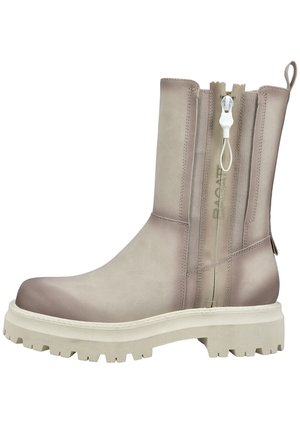 Botte taupe mi-mollet avec semelle à crampons épaisse, fermeture éclair latérale, languette à l’arrière et finition mate lisse.