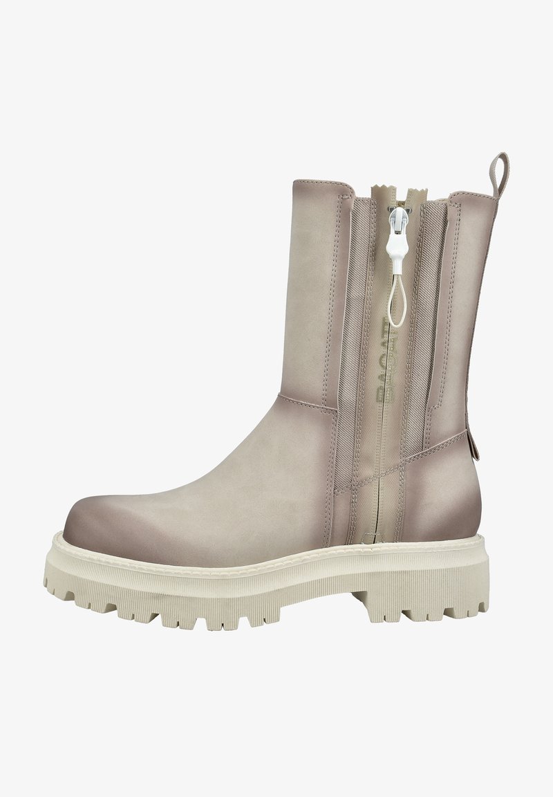Botte taupe mi-mollet avec semelle à crampons épaisse, fermeture éclair latérale, languette à l’arrière et finition mate lisse.