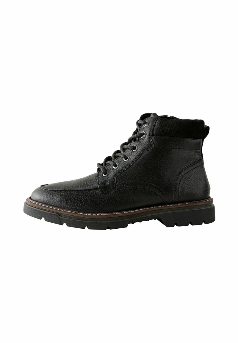 Botas de tobillo de cuero negro con superficie texturizada, punta redonda y diseño de cordones. Suela de goma con detalle de costura lateral para mayor durabilidad.