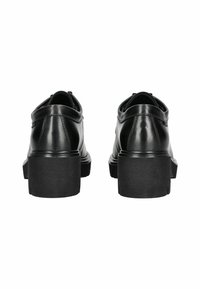 Chaussures en cuir noir avec une finition lisse, bout rond et semelle épaisse et texturée. Présente une couture minimale et un faible talon.