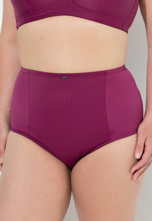 Hoog-was maroon slip met gestructureerde patronen aan de voorkant en gladde zijkanten. Heeft een decoratieve knop bij de tailleband.