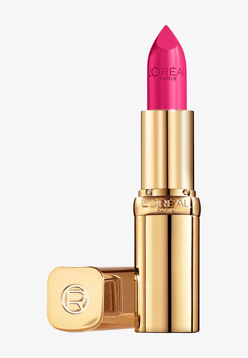 Leuchtend rosa L'Oréal Paris Lippenstift mit glänzendem goldfarbenem Etui und Kappe, die neben der aufrecht stehenden Tube auf weißem Hintergrund platziert sind.